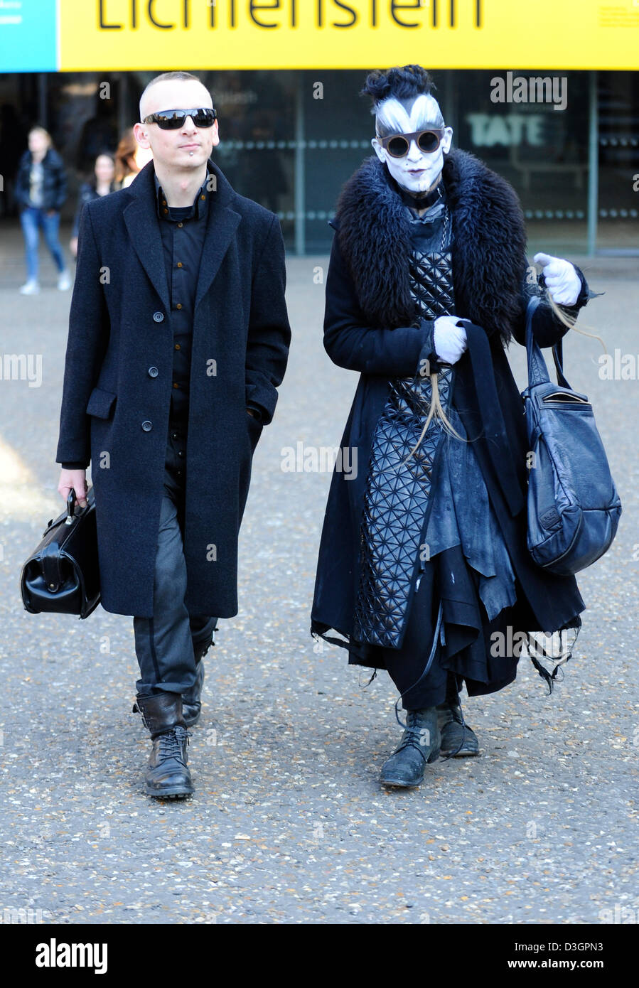 Londra, Regno Unito. Il 19 febbraio 2013. Opportunamente vestito di pubblico fino alla Tate Modern per la London Fashion Week. Credito: Euan Cherry / Alamy Live News Foto Stock