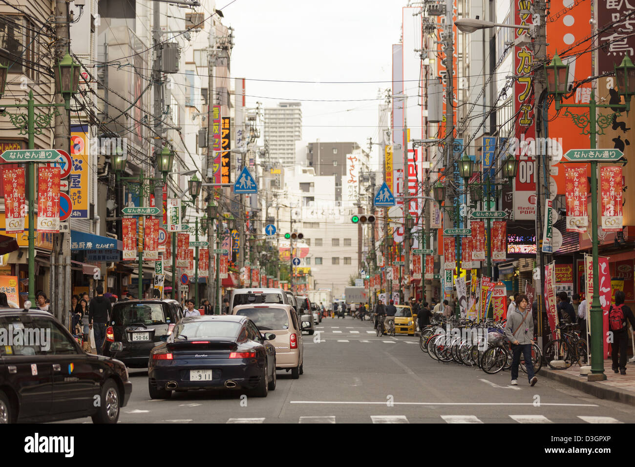 Vista della tipica strada giapponese di Osaka in Giappone Foto Stock