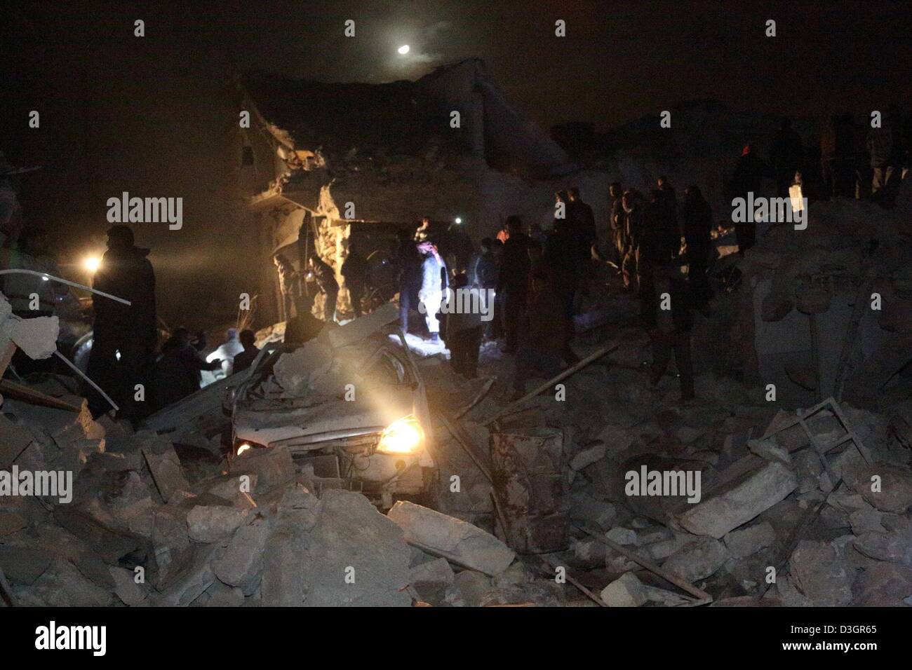 Gravi danni dopo un presunto missile Scud attentato al Tariq Al-Bab quartiere di Aleppo (Siria) in febbraio, XVIII 2013. Secondo le informazioni di Aleppo Media Center (AMC) del Libero esercito siriano (FSA) almeno 18 persone civili sono stati uccisi e un numero sconosciuto di civili feriti in questo attentato. Foto: Jan A. Nicolas dpa +++(c) dpa - Bildfunk+++ Foto Stock