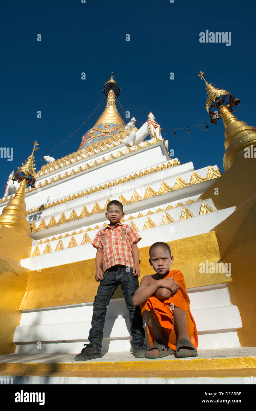 Un Buddista monaco novizio pone per la fotocamera con il suo amico al Wat Mo Paeng nella valle di Pai, Mae Hong Son provincia, Thailandia Foto Stock