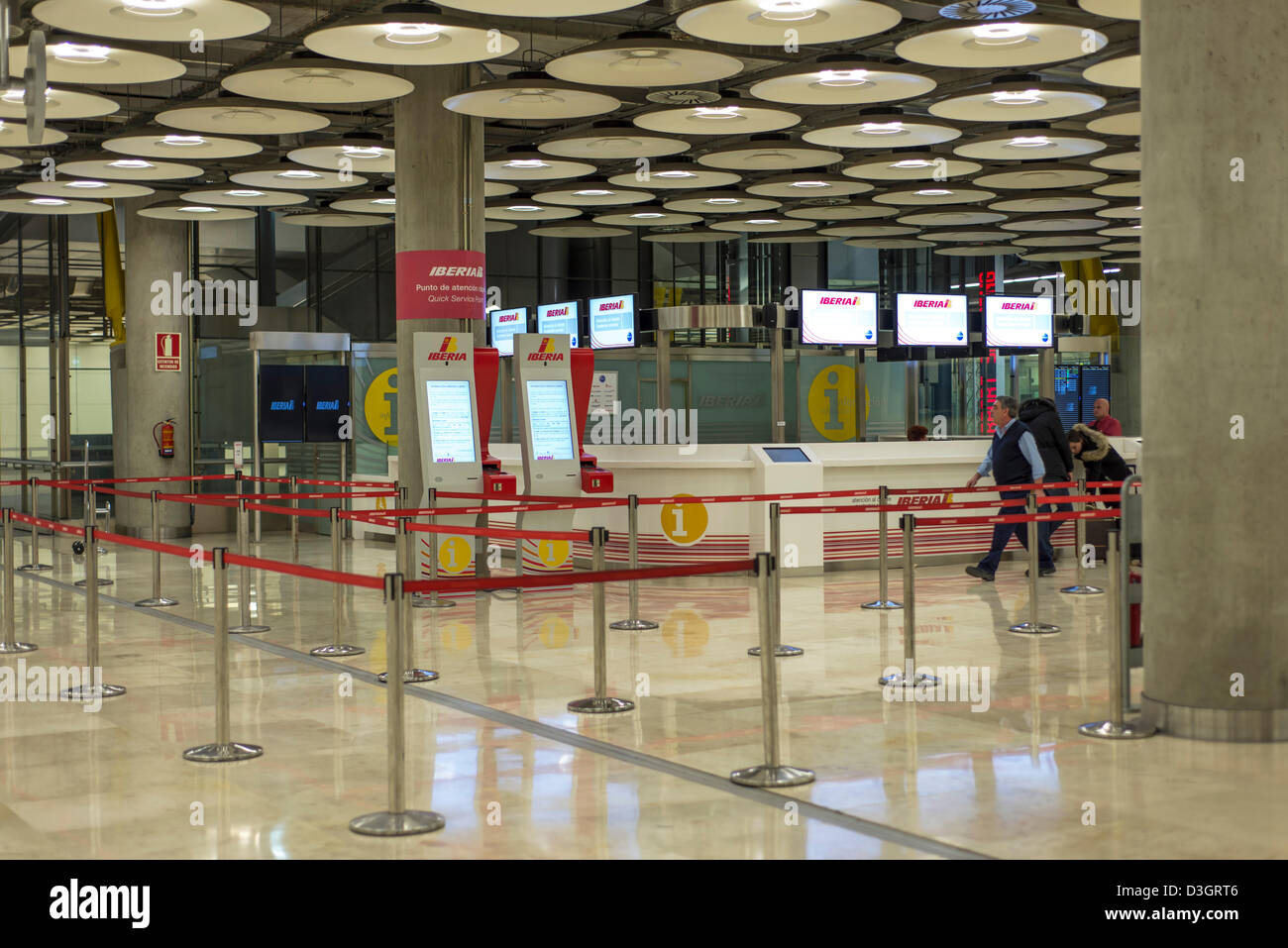 Madrid, Spagna. 18 febbraio 2013. L' aeroporto di Barajas T4 hall Credito: Francisco Javier Fernández Bordonada / Alamy Live News Foto Stock