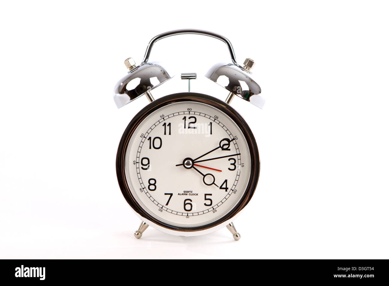 In vecchio stile chrome orologio sveglia con un martello e le campane in cima contro uno sfondo bianco. Foto Stock