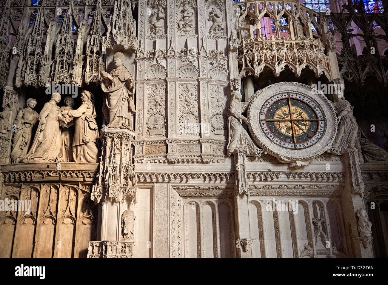 Xvi secolo gotico fiammeggiante Orologio Astrologico nella schermata del coro della cattedrale di Chartres, Francia. Foto Stock
