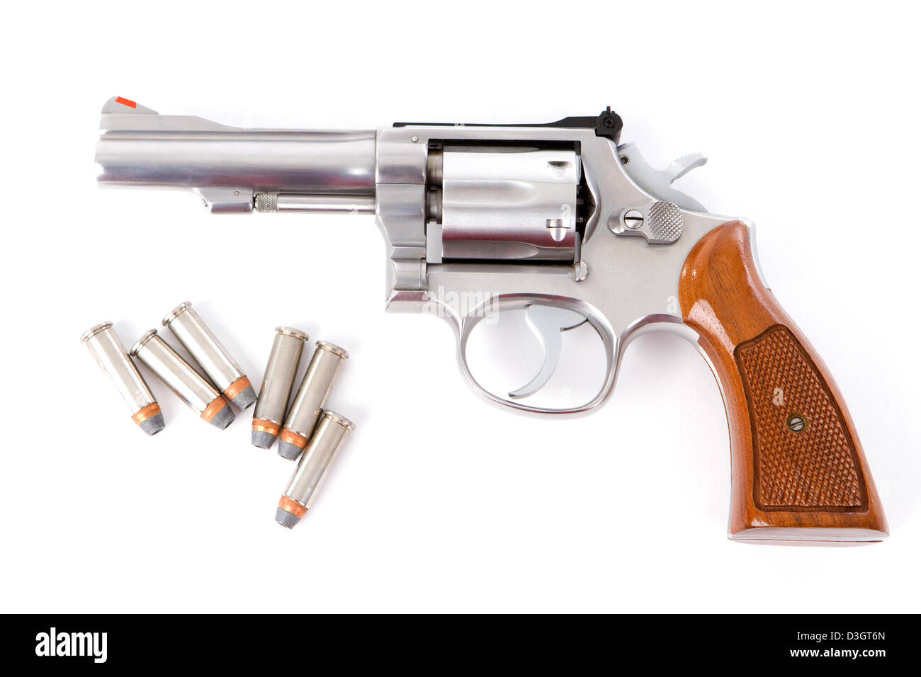 Un cromo .38 speciali di polizia pistola revolver con sei punti di cava elenchi puntati su uno sfondo bianco. Foto Stock