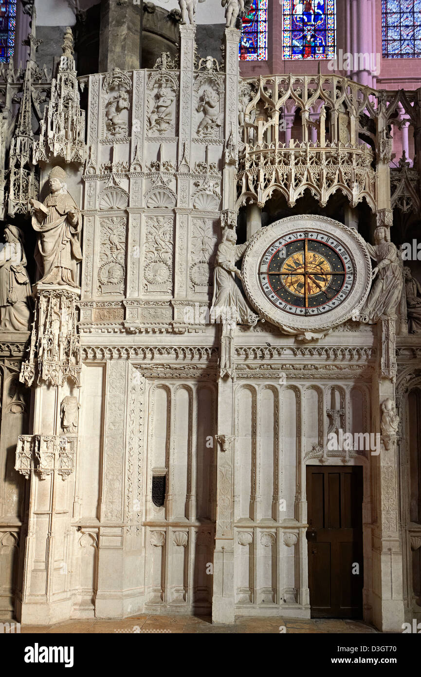 Xvi secolo gotico fiammeggiante Orologio Astrologico nella schermata del coro della cattedrale di Chartres, Francia. Foto Stock
