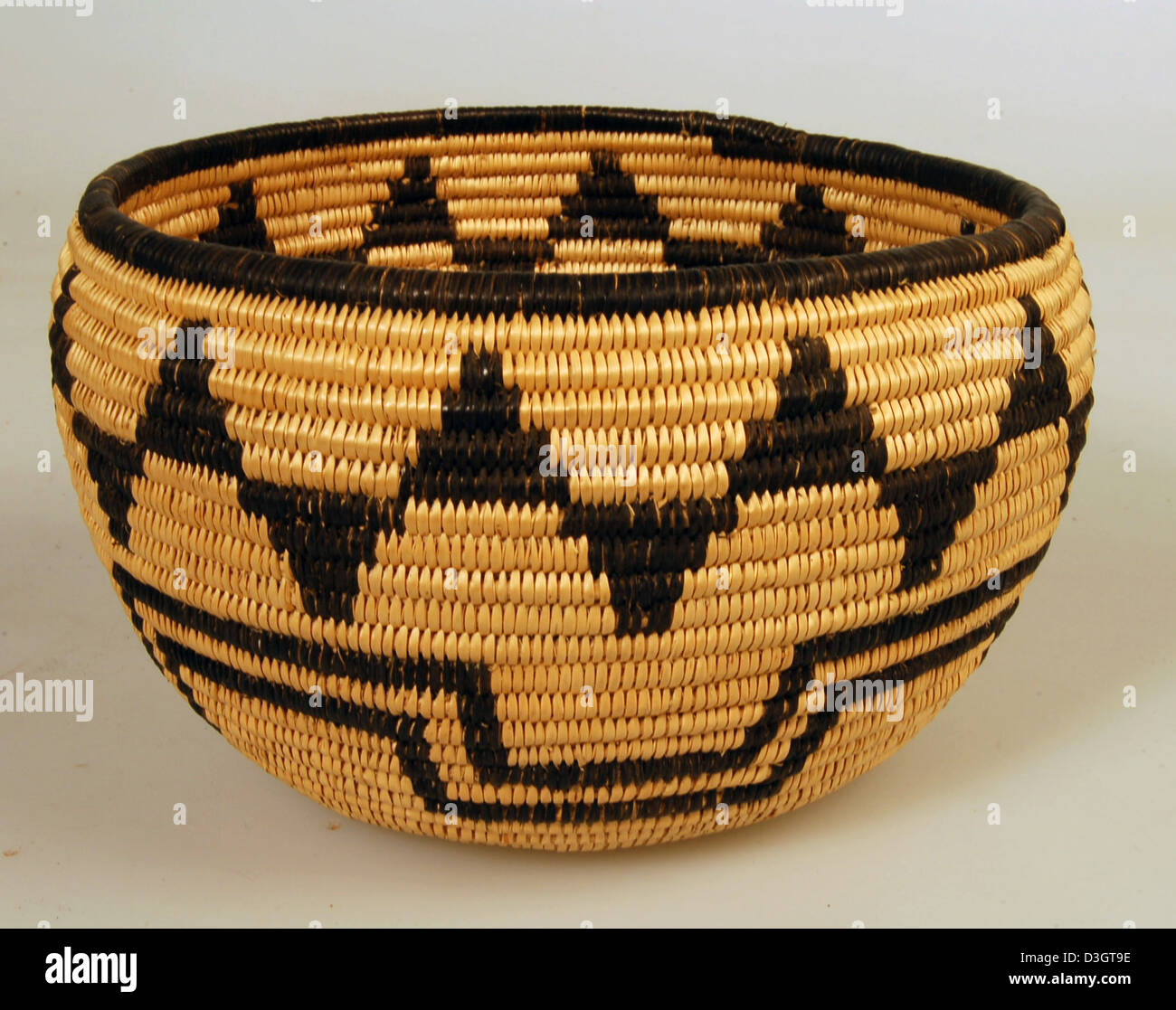 L'Havasupai Basket, parte della collezione etnologica del Grand Canyon, rappresenta la cultura nativa americana della tribù Havasupai. Questo manufatto mette in evidenza l'artigianato tradizionale della tribù e il loro collegamento con la regione del Grand Canyon. Foto Stock