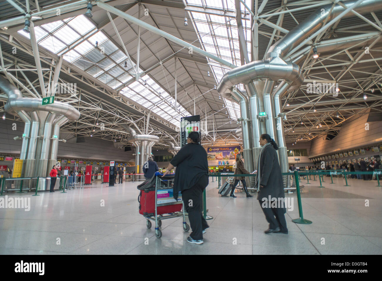 Lisbona, Portogallo. 18 febbraio 2013. Aeroporto di Lisbona passeggeri durante il primo giorno di sciopero Iberia. Il Portogallo. Credito: Francisco Javier Fernández Bordonada / Alamy Live News Foto Stock