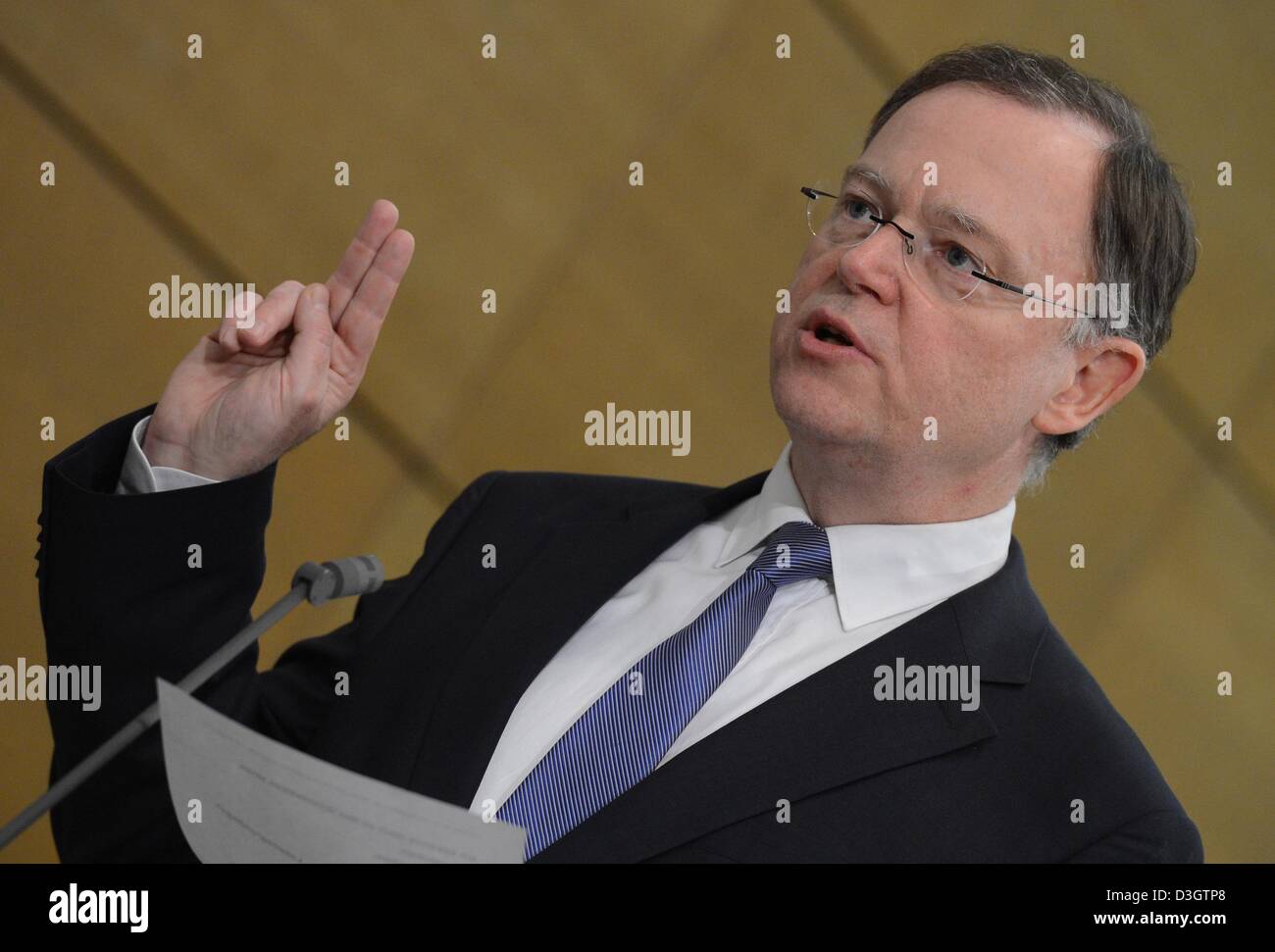 Il nuovo Premier della Bassa Sassonia Stephan Weil prende il giuramento di ufficio presso il parlamento del Land della Bassa Sassonia ad Hannover, Germania, 19 febbraio 2013. Foto: JULIAN STRATENSCHULTE Foto Stock
