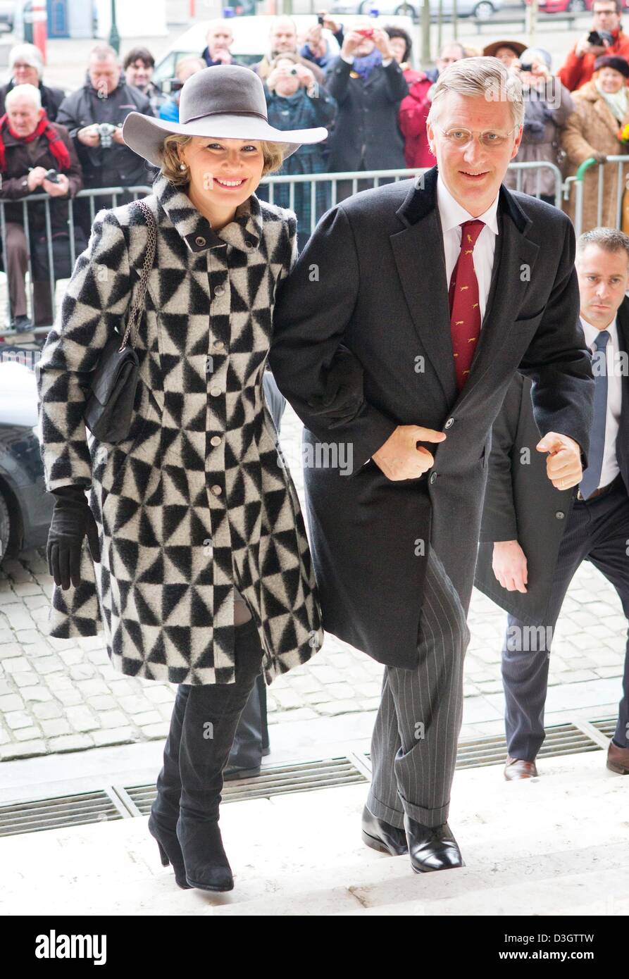 Bruxelles, Belgio. Il 19 febbraio 2013. Crown Prince Philippe e la principessa Mathilde del Belgio assistere alla santa Messa in suffragio dei defunti della famiglia reale nella Nostra Signora della Cattedrale di Bruxelles, Belgio, 19 febbraio 2013. Foto: Patrick van Katwijk /dpa/Alamy Live News- PAESI BASSI FUORI Foto Stock