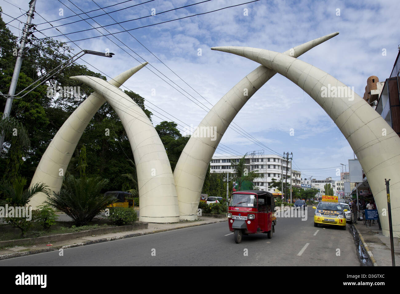 Tuk-tuk sotto le zanne di elefante, Moi avenue, Mombasa, in Kenya Foto Stock