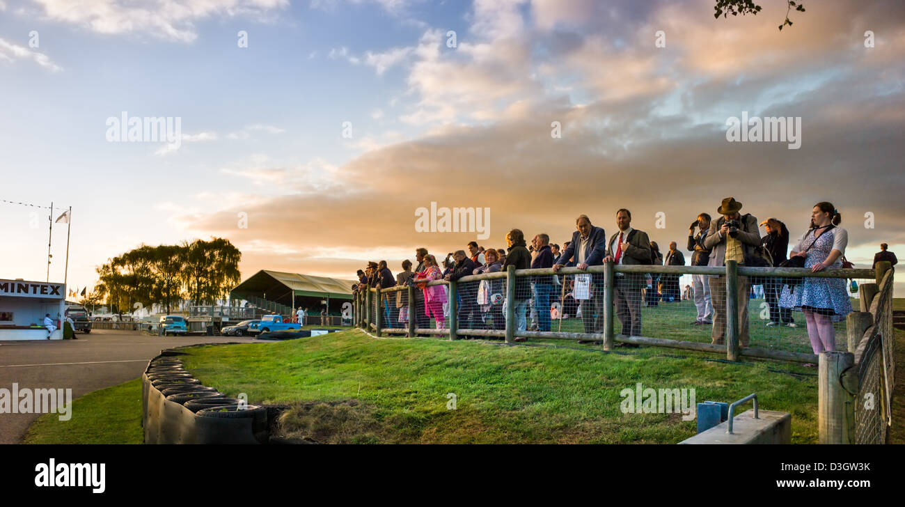 La folla di spettatori gara evento Goodwood Foto Stock