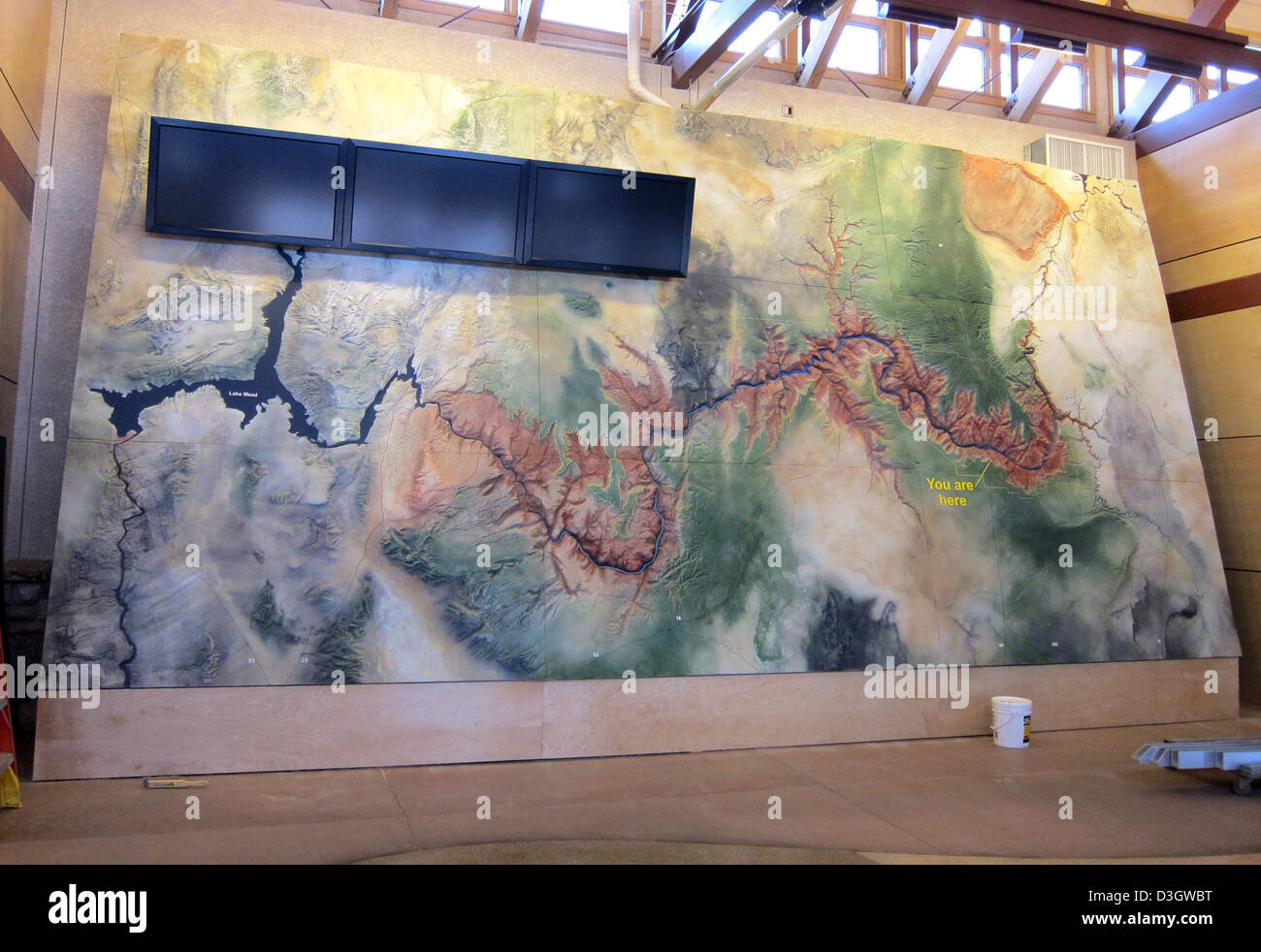 Il Grand Canyon Visitor Center ospita mostre sulla storia, la geologia e la fauna selvatica del parco. Questo spazio educativo consente ai visitatori di interagire con le risorse naturali e culturali del parco attraverso esposizioni e mostre interattive. Foto Stock