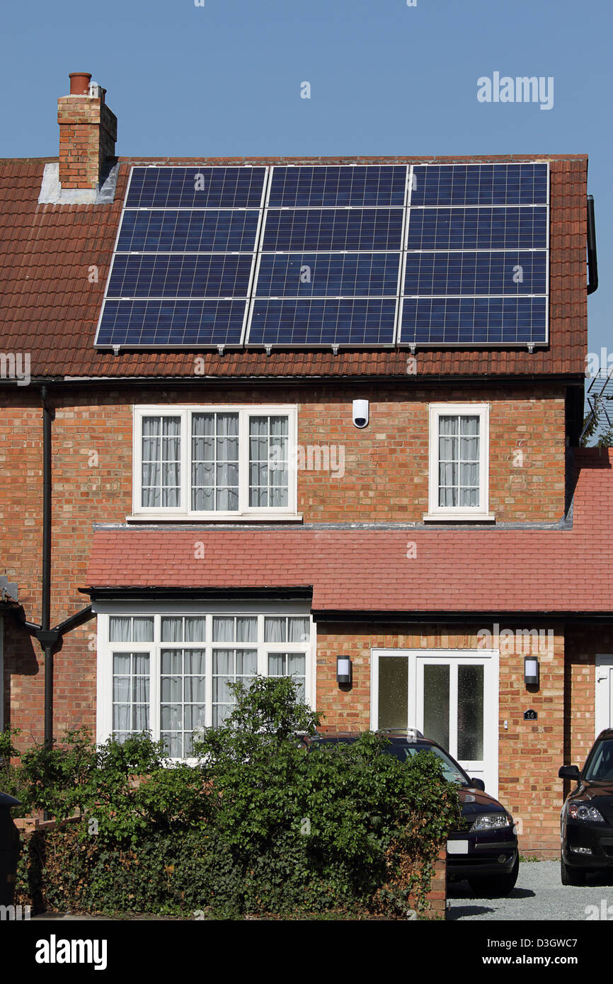 Il solare fotovoltaico array del pannello sul tetto della casa Foto Stock