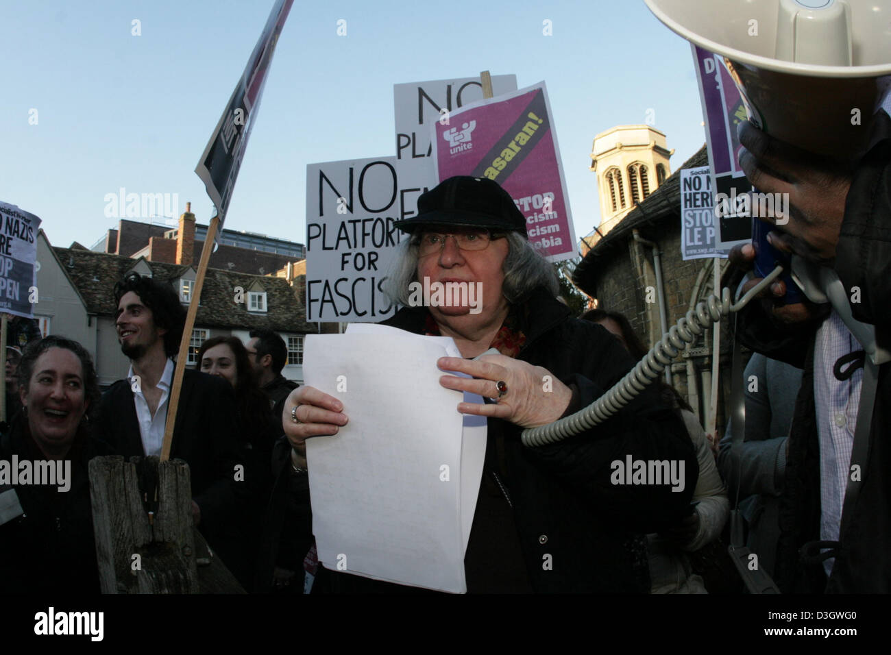 Cambridge, Regno Unito. Il 19 febbraio 2013. Colette Prelievo, campo di concentramento di Auschwitz survivor, offre un appassionato intervento al Cambridge Unione fascista dove Marine Le Penn è di dare un discorso. Credito: martyn wheatley / Alamy Live News Foto Stock