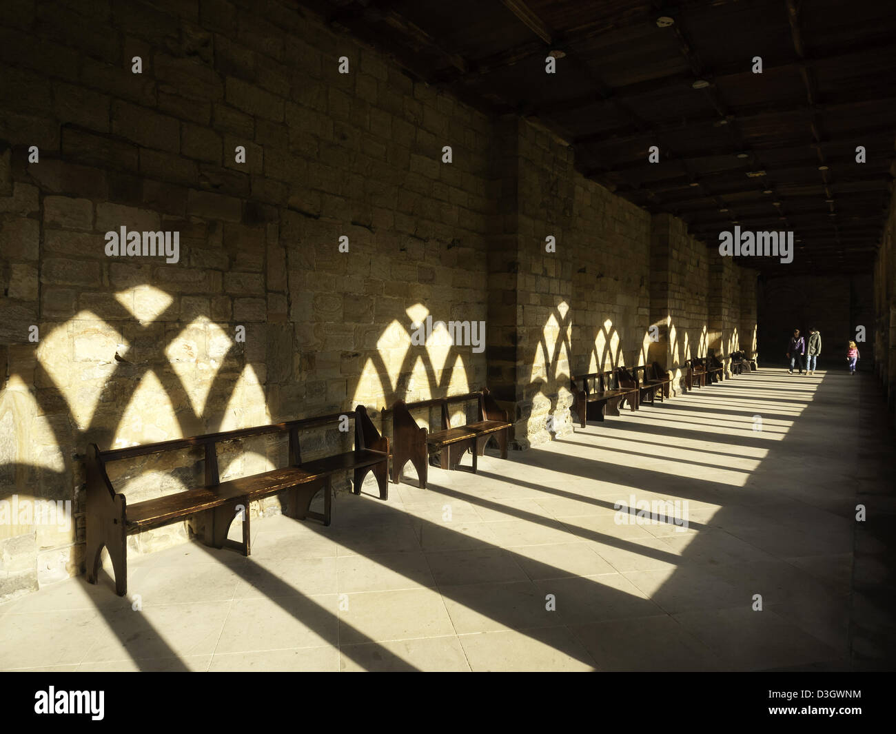 Una famiglia passeggiate attraverso il sole illuminava i chiostri presso la Cattedrale di Durham Foto Stock