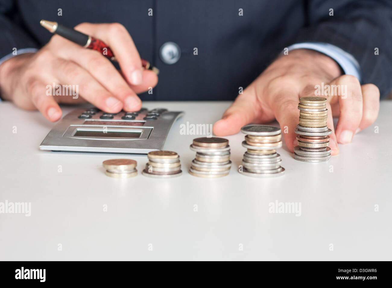 Concetto di crescente,uomo d affari con le monete Foto Stock