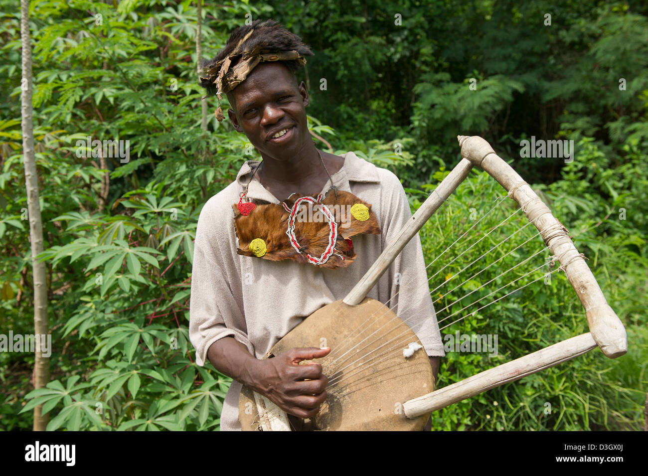 Luo l uomo la riproduzione di uno strumento a corda, villaggio Ngomongo, Kenya Foto Stock