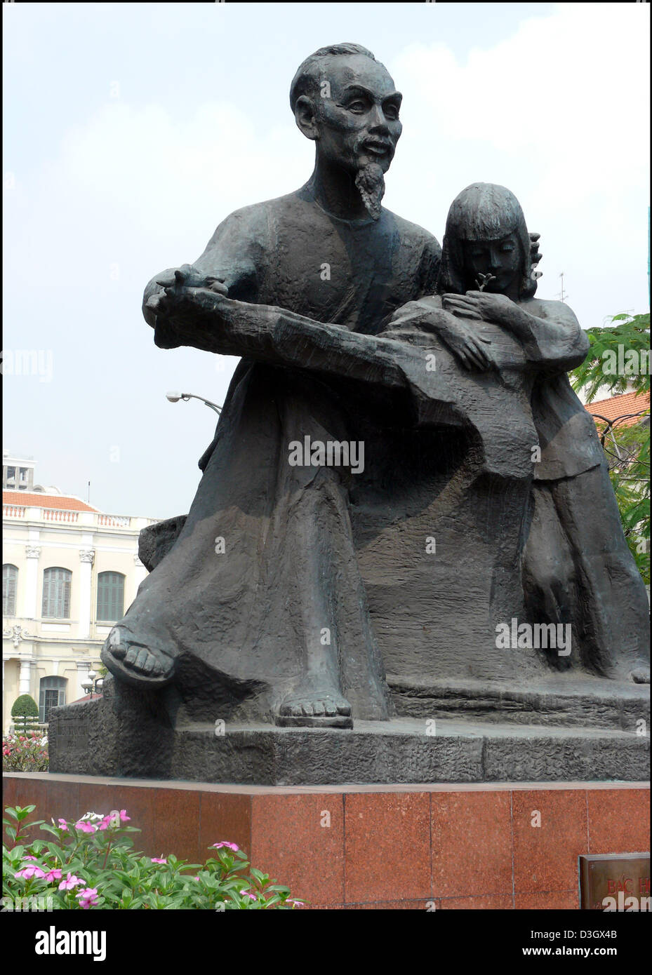 La statua di Zio Ho di fronte il Saigon City Hall che è uno dei più famosi punti di riferimento della città di Ho Chi Minh ed è ora ribattezzato il popolo del comitato dell edificio. Il Saigon City Hall è stato chiamato il Municipio fino al 1954.??? Foto Stock