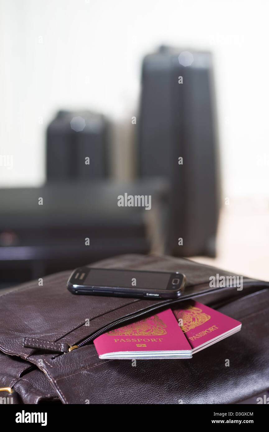 Passaporti spiccanti da una borsa da viaggio. Foto Stock