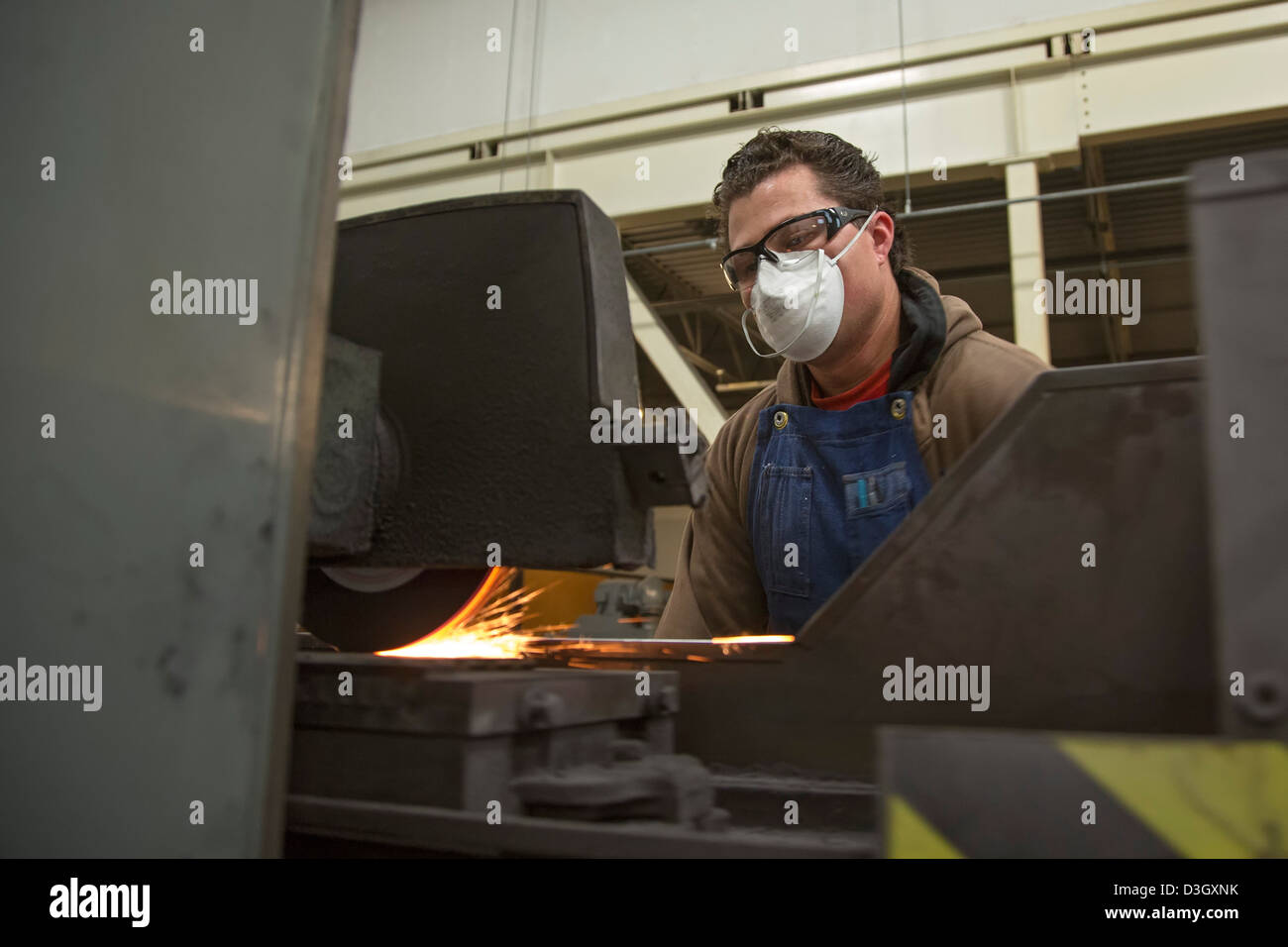 Lavoratori costruire torni e altre piccole macchine per la lavorazione dei metalli Foto Stock