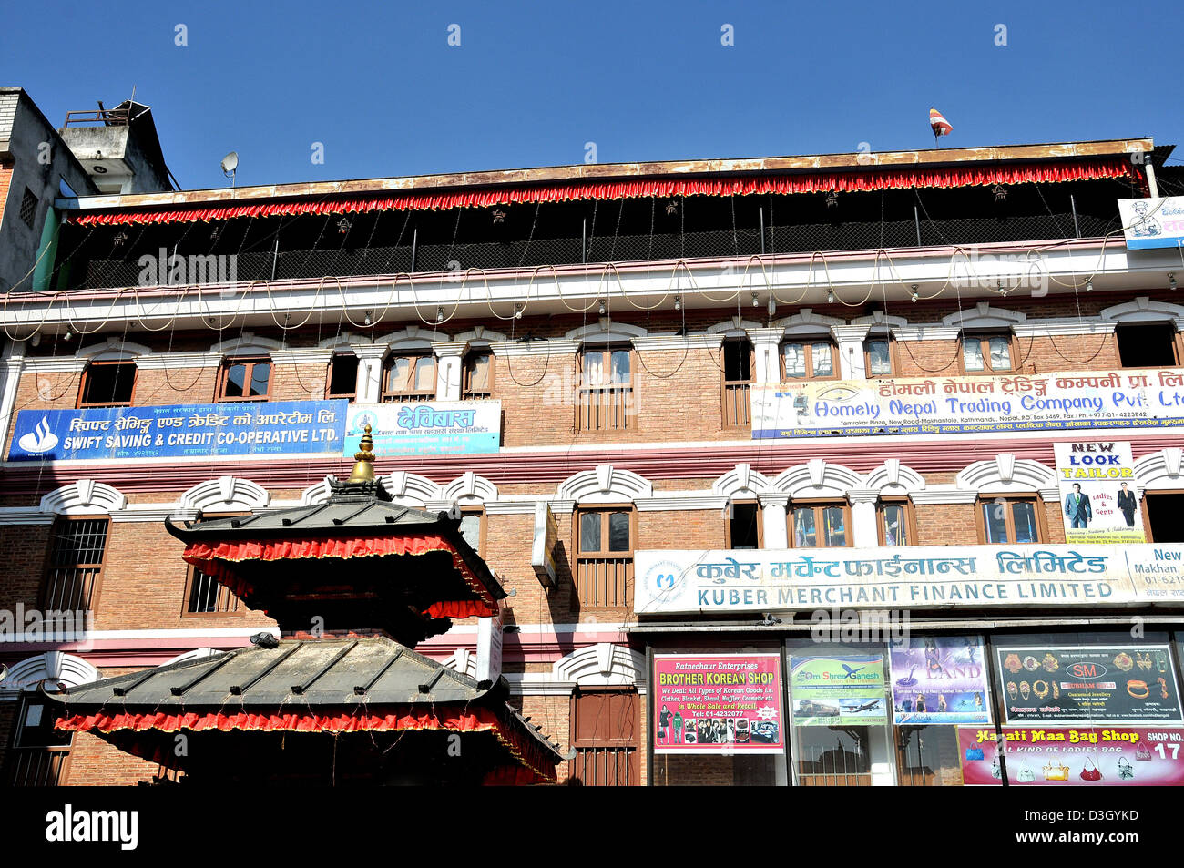 Facciata di edificio con pubblicità, Kathmandu, Nepal Foto Stock