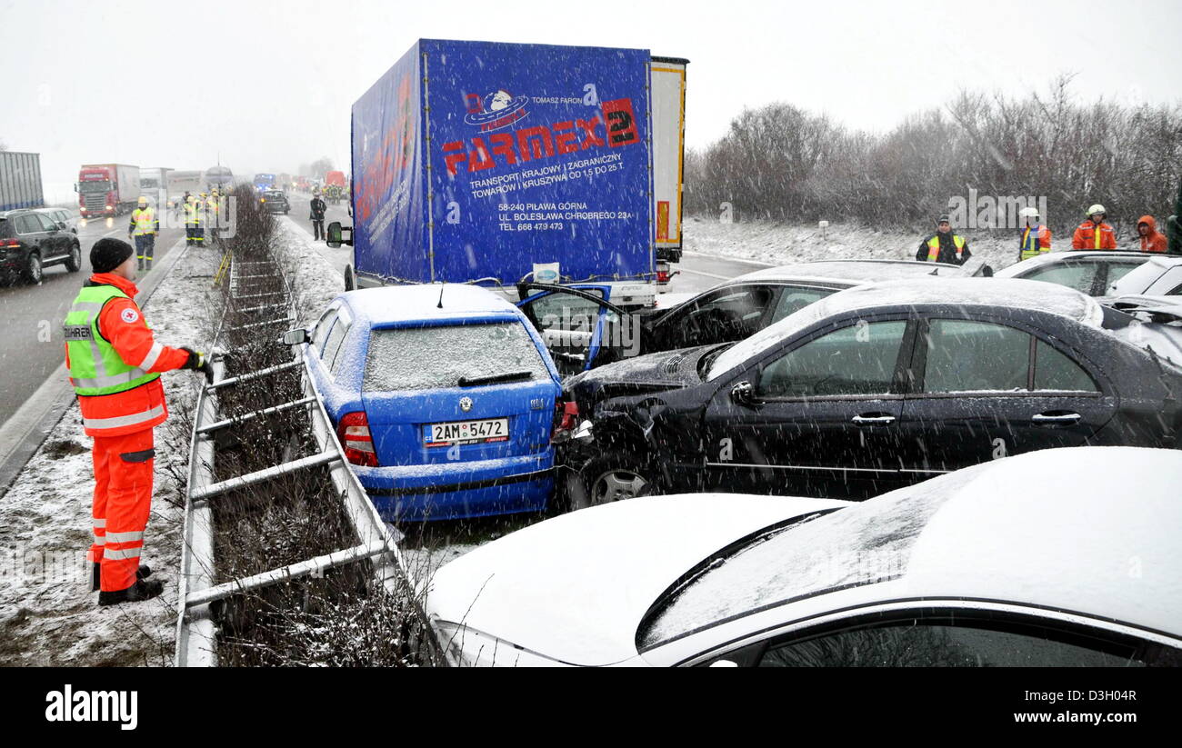 Wolpertshausen / Ilshofen, Germania. Il 19 febbraio 2013. Autovetture e autocarri sono ammucchiati uno dopo un; multi-veicolo incidente sulla autostrada Autobahn A6 vicino Wolpertshausen / Ilshofen, Germania, 19 febbraio 2013. Due persone sono morte e più di venti persone sono state ferite, tre dei quali gravemente, nell'incidente che coinvolge circa 40 vehichles su Autobahn 6. Foto: ANDREAS ROSAR/dpa/Alamy Live News Foto Stock