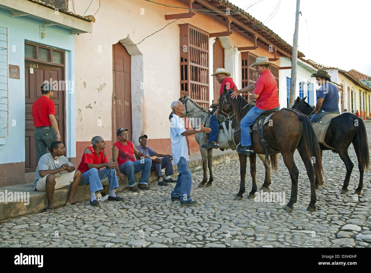 Cubani, uomini a cavallo saluto uomo anziano in Trinidad, Cuba, Caraibi Foto Stock