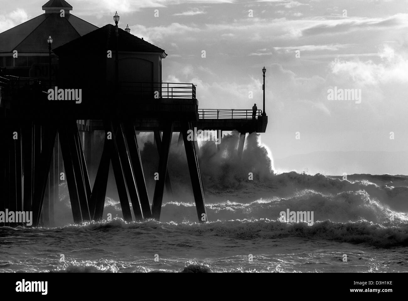 Huntington Beach, California Pier durante la tempesta con onde alte in bianco e nero Foto Stock