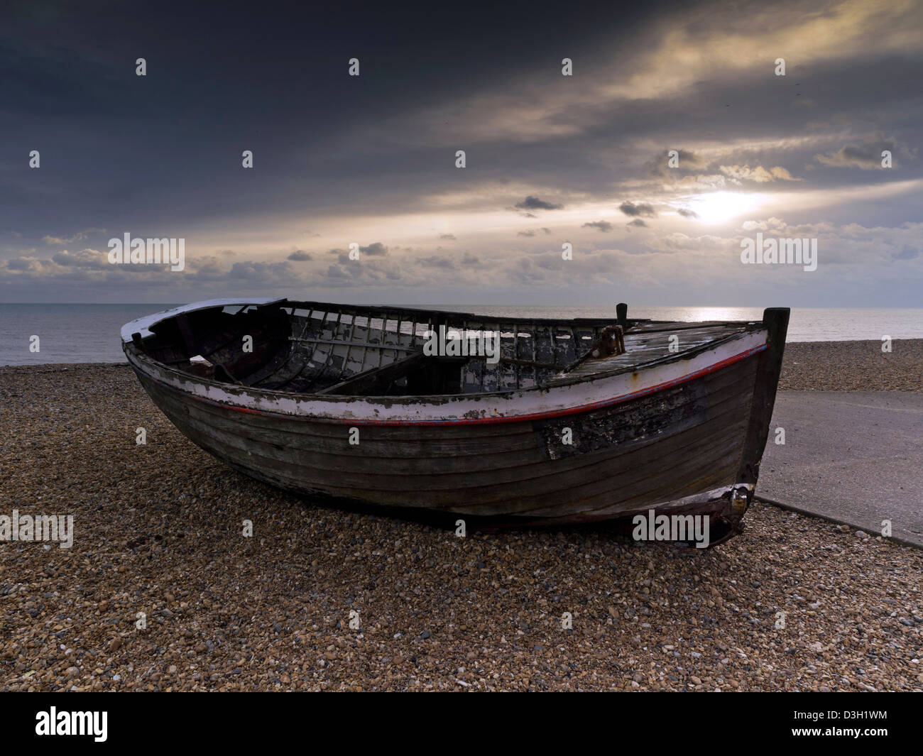 Vecchia barca sulla spiaggia a ovest di Hove, Portslade, vicino a Brighton, East Sussex, Regno Unito Foto Stock