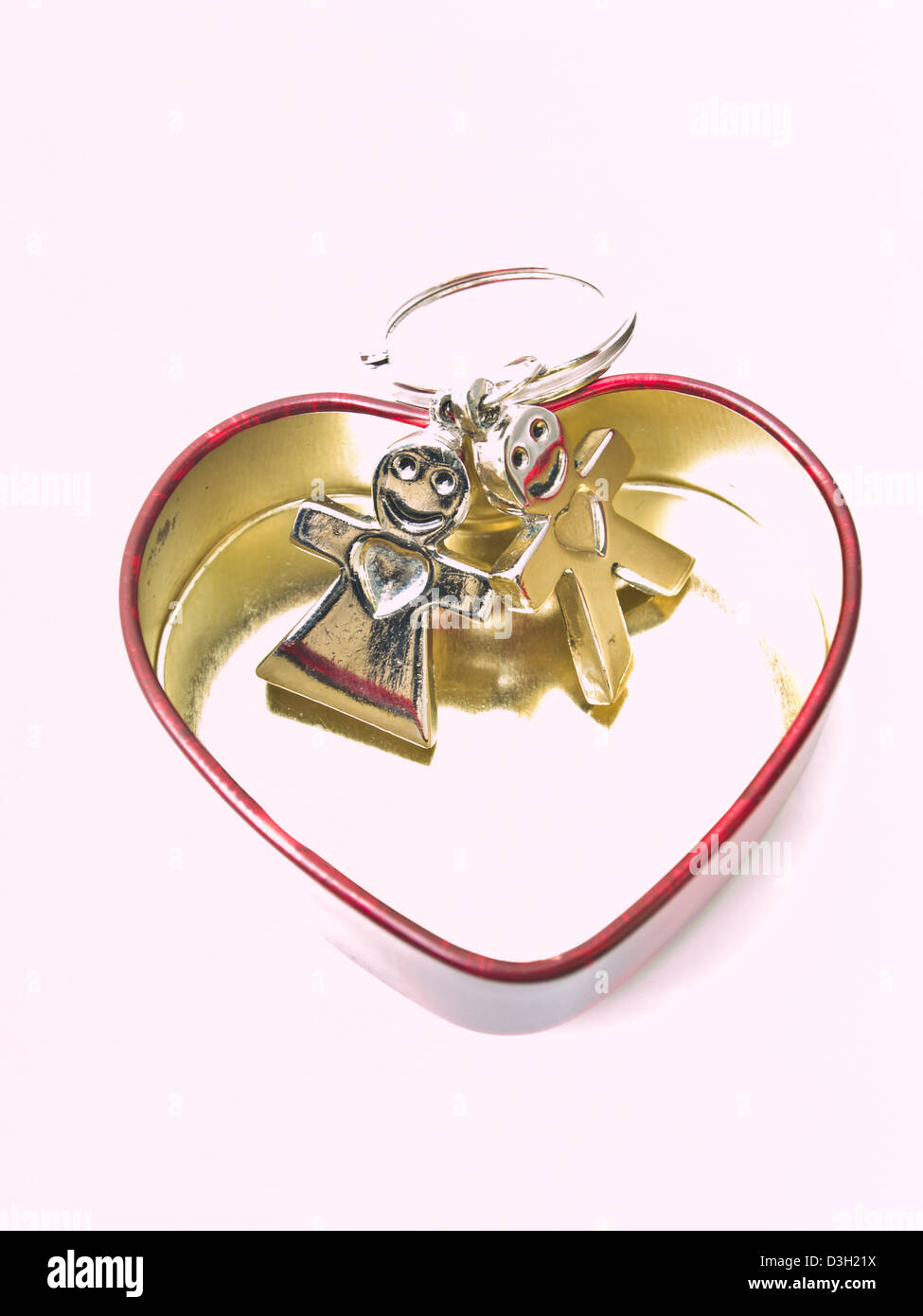 Una coppia chiave a catena in acciaio inox rosso Scatola cuore isolato su sfondo bianco Foto Stock