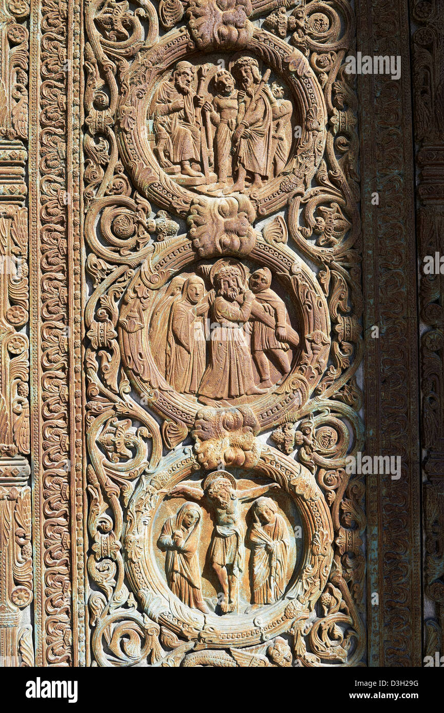Bassorilievo della crocifissione di Cristo dalla porte gotiche della Cattedrale Basilica di Saint Denis Parigi Francia Foto Stock
