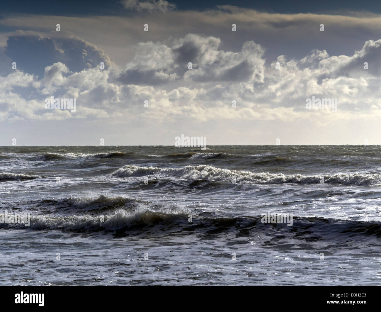 I cavalli bianchi: seascape con onde, nuvole e cielo blu sulla costa del Sussex a Brighton, Regno Unito Foto Stock