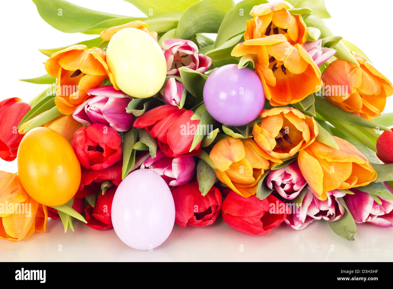 Mazzo di tulipani con uova di pasqua Foto Stock