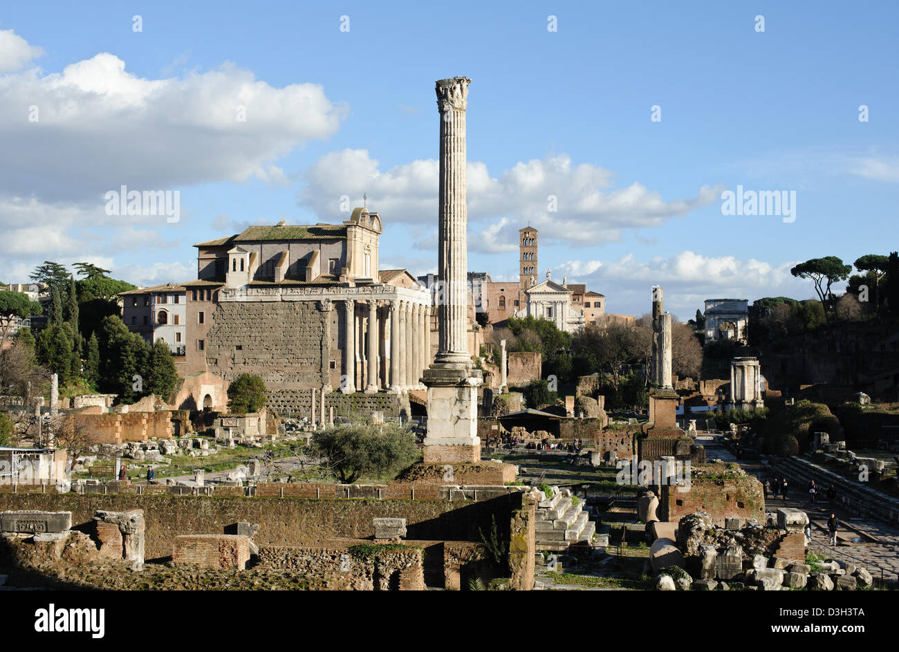 Una vista panoramica dei resti del Foro Romano nella città di Roma in Italia. Foto Stock
