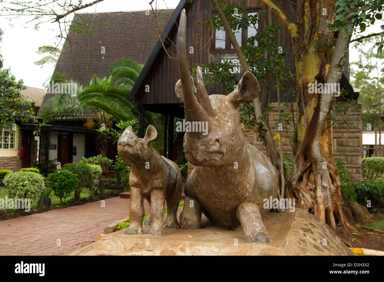 Rinoceronte nero statua all'entrata del Parco Nazionale di Nairobi, Nairobi, Kenia Foto Stock