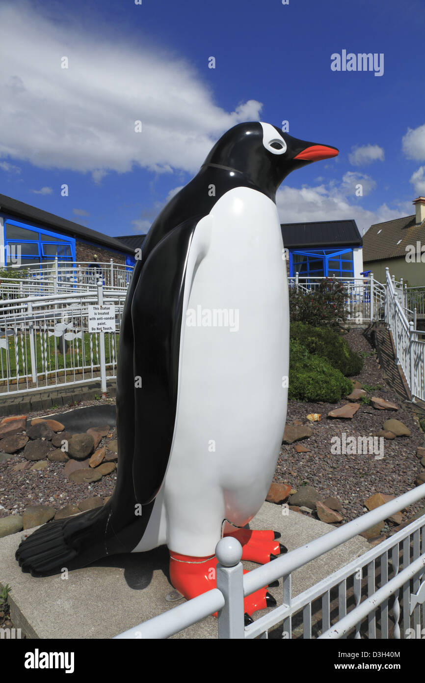 Una gigantesca statua del pinguino al di fuori del Dingle Oceanworld Aquarium, il legno, Dingle, Co. Kerry, Irlanda Foto Stock