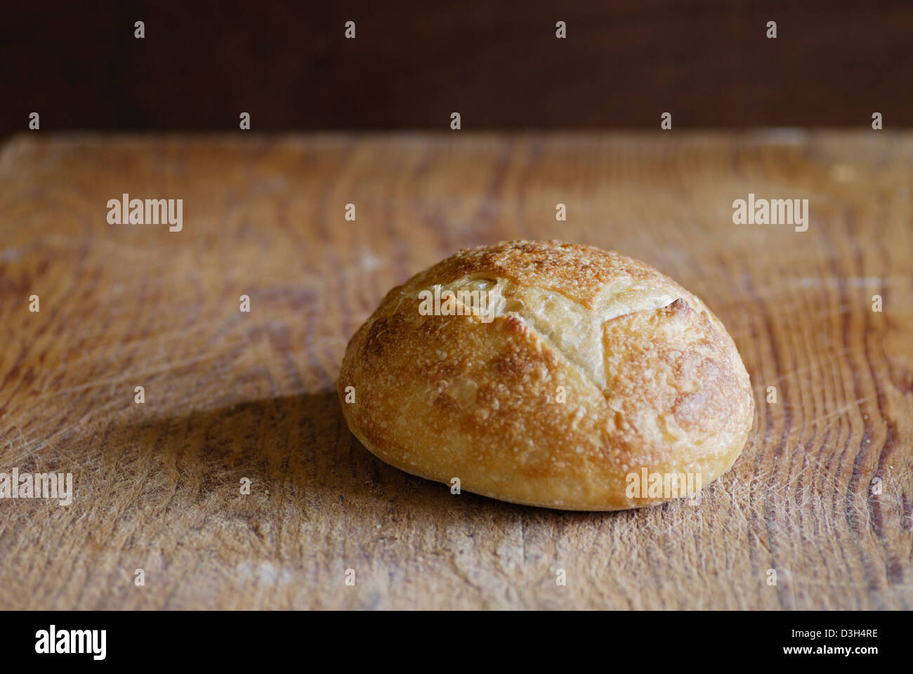 Il pane artigianale Mini Sourdough ciotola di pane focaccia su legno tagliere Foto Stock