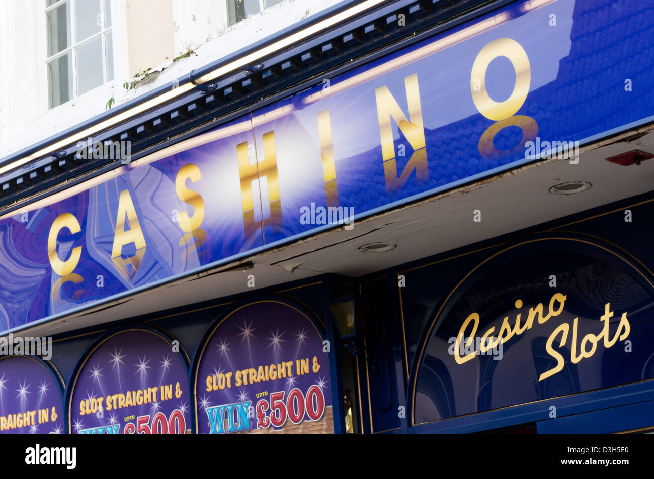 Segno su Cashino arcade di macchine per il gioco d'azzardo in High Street locali. Foto Stock