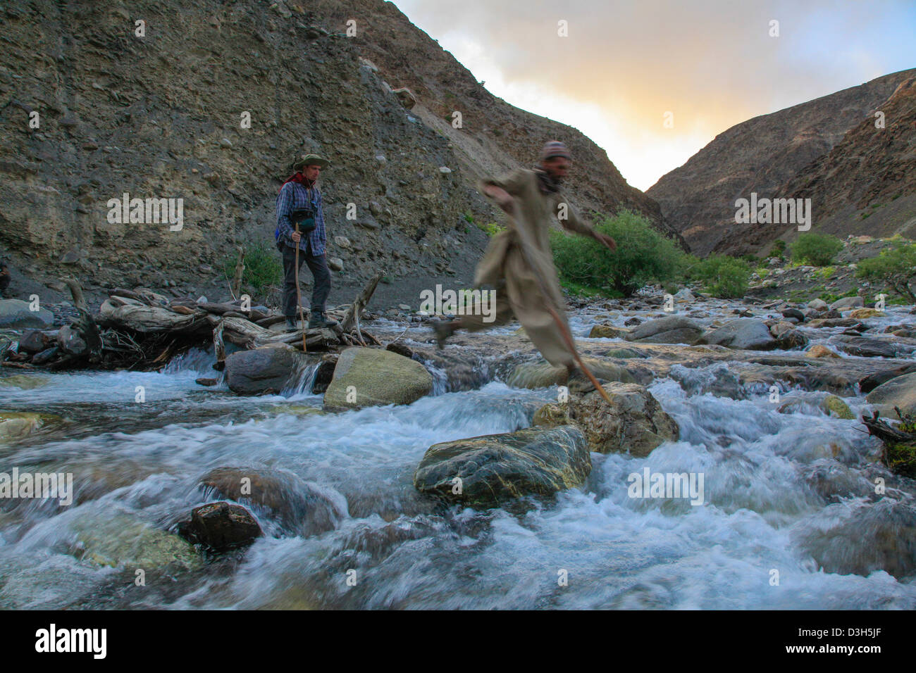 Attraversare un fiume nel Wakhan Corridor, Badakshan, Afghanistan Foto Stock