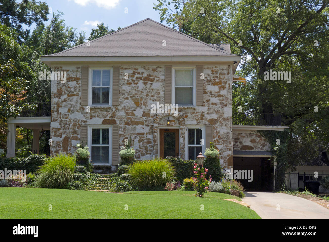 Storica casa in pietra vista completa in estate, Oklahoma City, OKC, STATI UNITI D'AMERICA Foto Stock