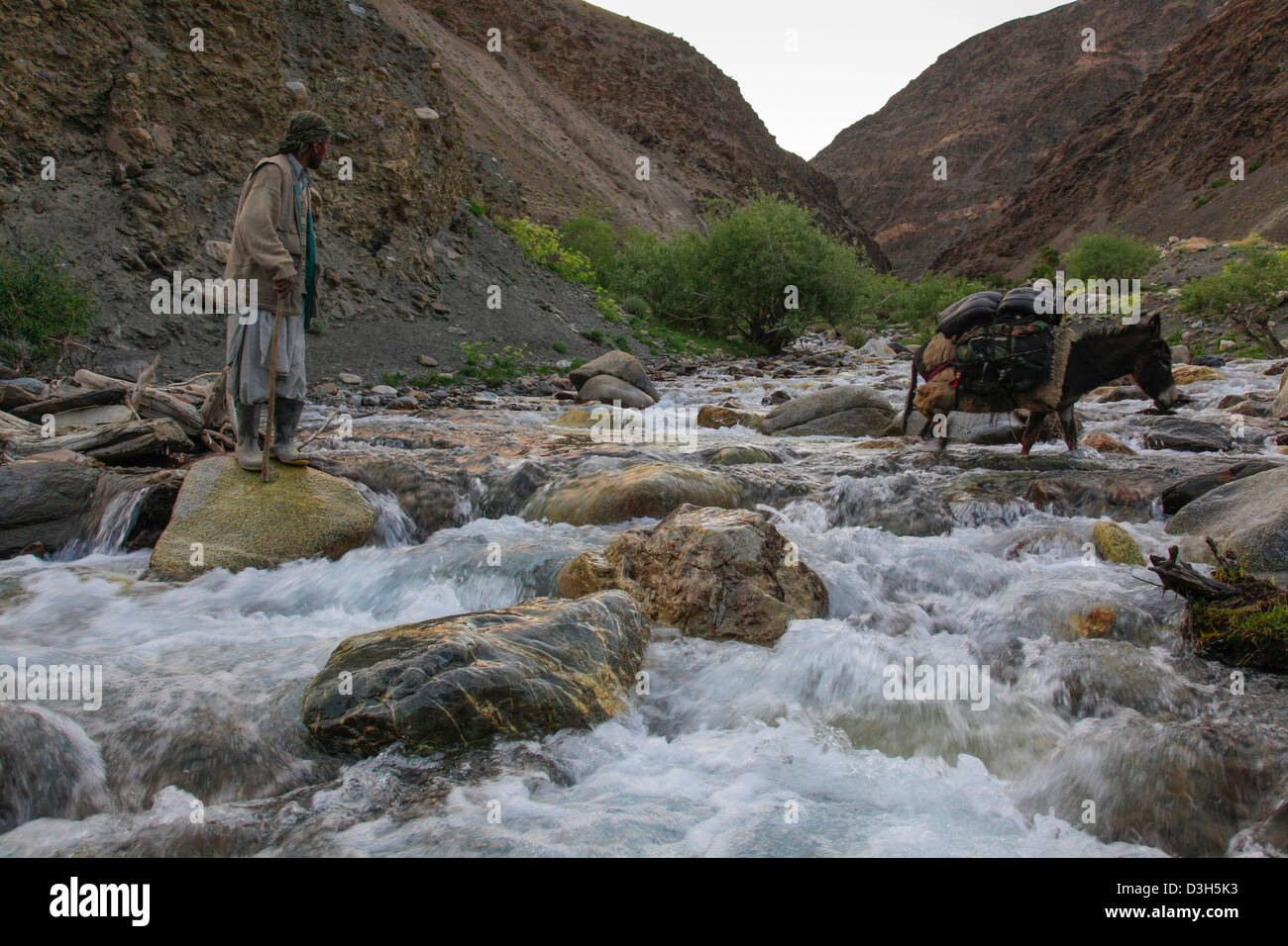 Attraversare un fiume nel Wakhan Corridor, Badakshan, Afghanistan Foto Stock