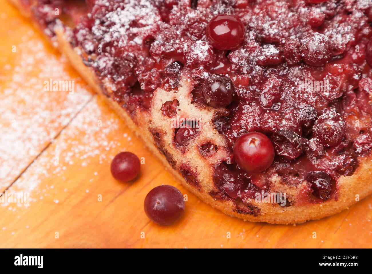 Primo piano Torta dolce con cowberry fresco e cranberry Foto Stock