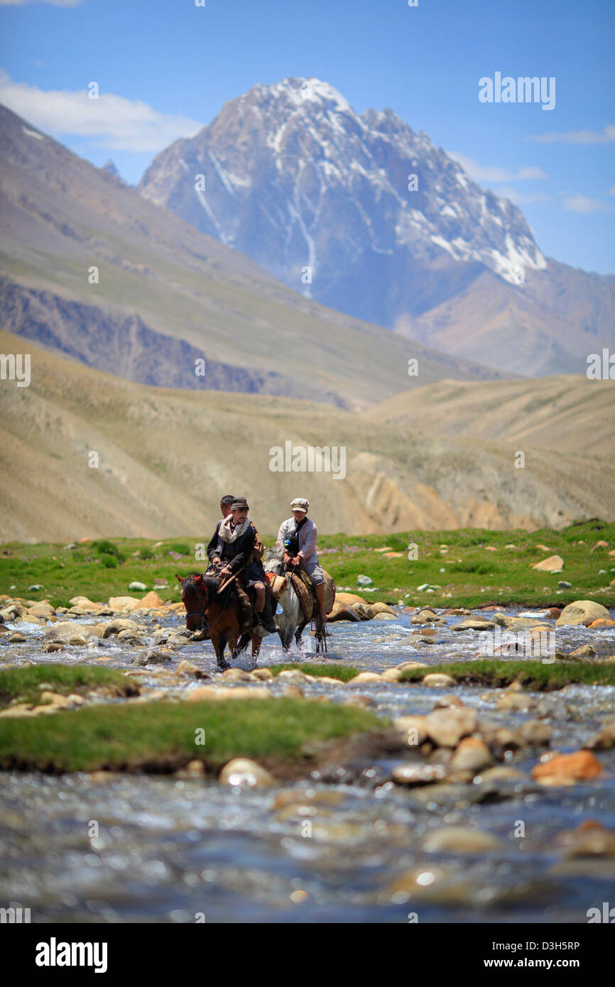 Attraversamento di fiume nel Wakhan Corridor, Badakshan, Afghanistan Foto Stock