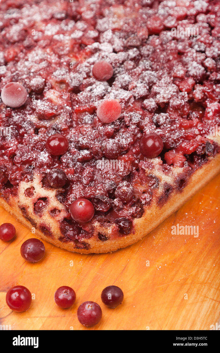 Primo piano Torta dolce con cowberry fresco e cranberry Foto Stock