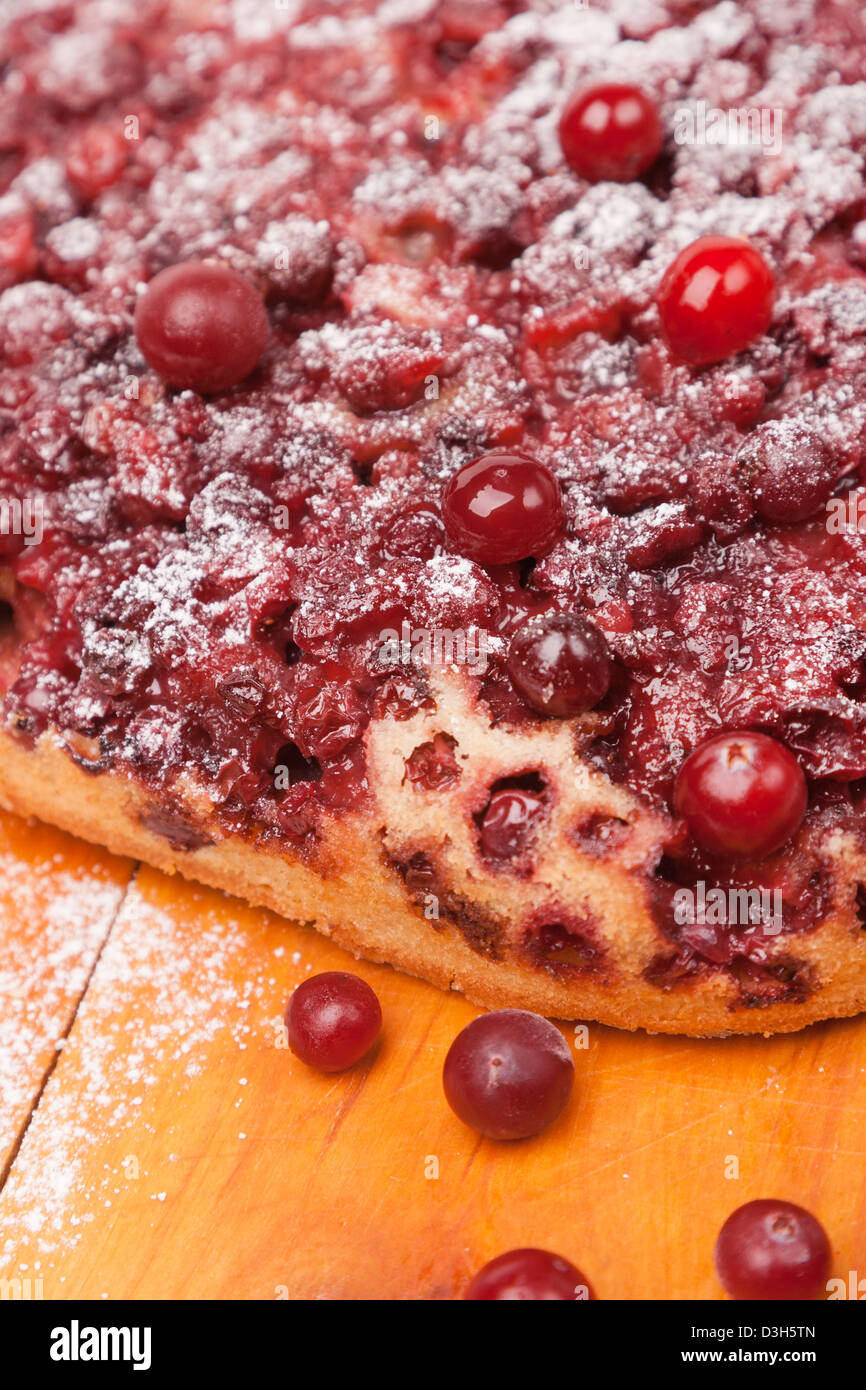 Primo piano Torta dolce con cowberry fresco e cranberry Foto Stock