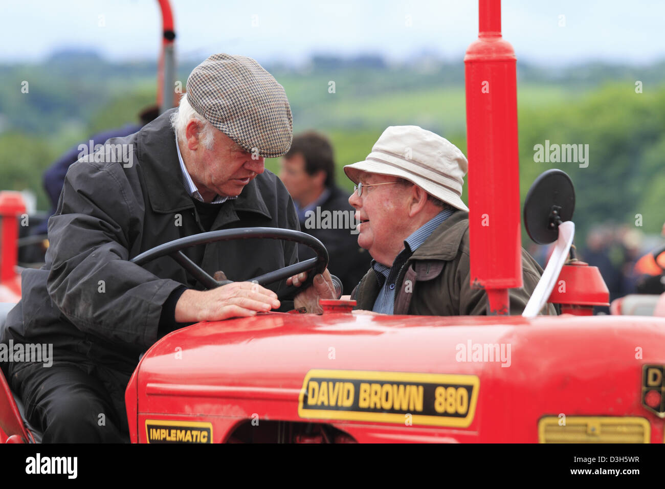 Enti locali gli uomini anziani agricoltori a parlare in chat trattori trattore agricolo Innishannon rurale Rally di vapore, West Cork, Repubblica di Irlanda Foto Stock