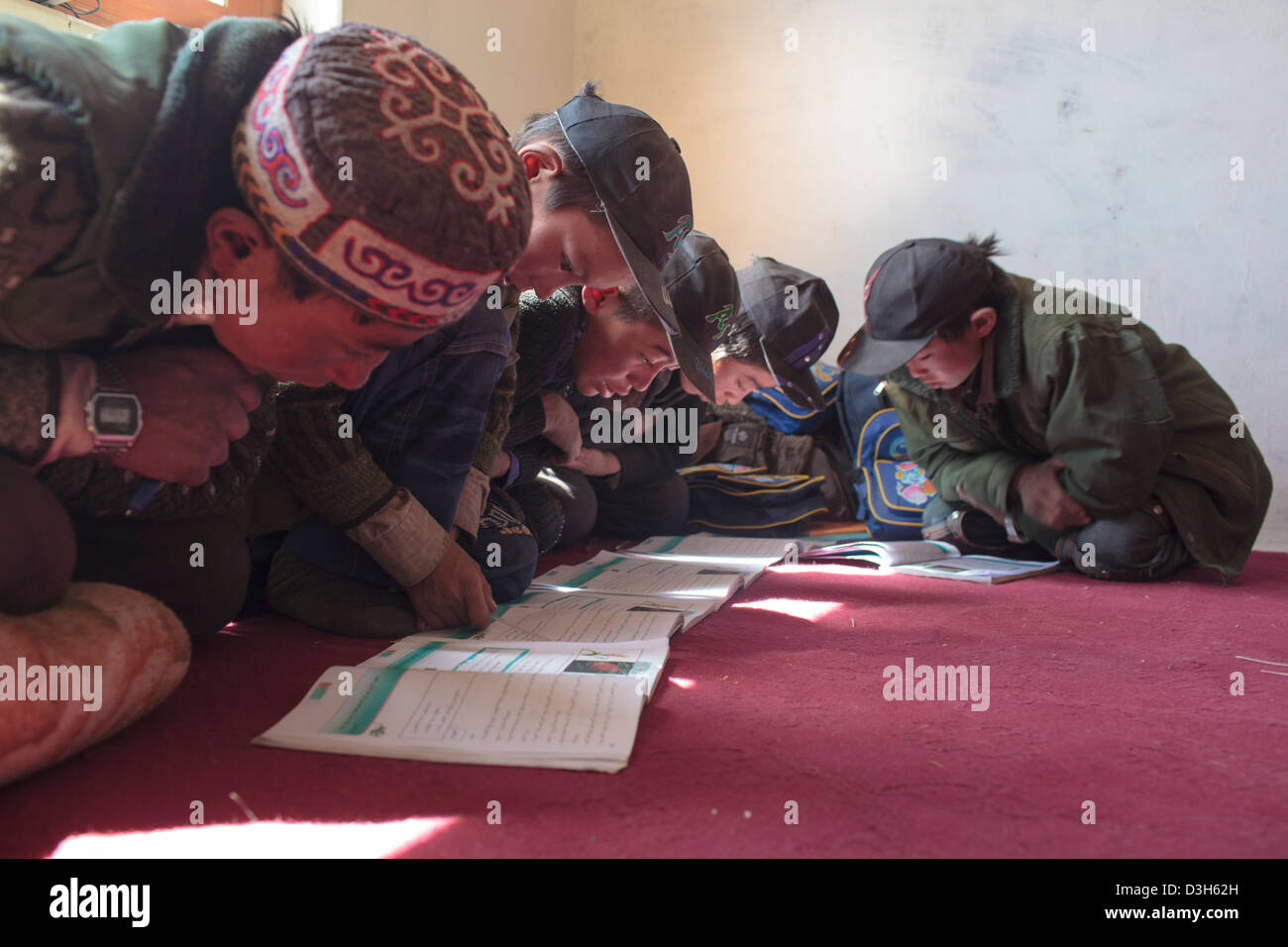 Gli studenti del Kirghizistan a studiare in un Asia Centrale Inst scuola finanziati in Bozai Gumbaz, nel Wakhan, Afghanistan. Foto Stock