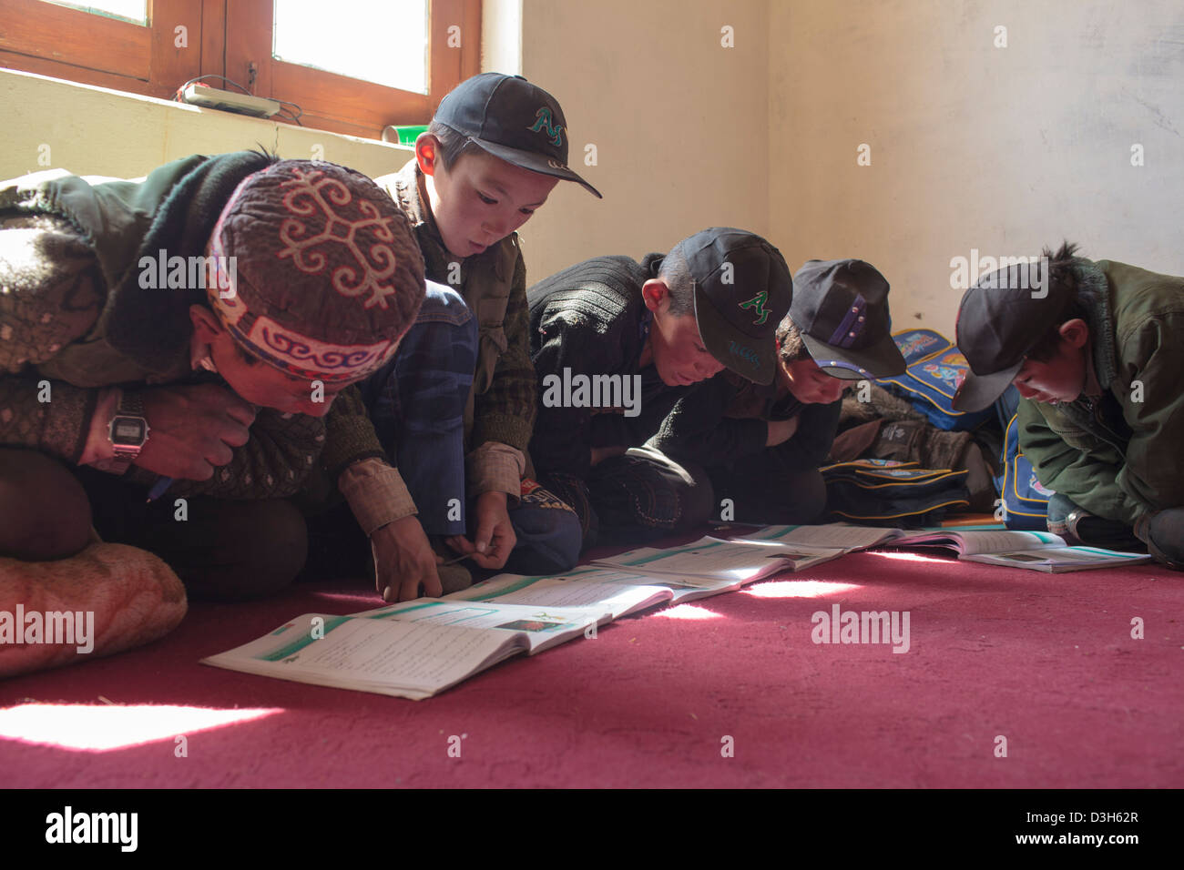 Gli studenti del Kirghizistan a studiare in un Asia Centrale Inst scuola finanziati in Bozai Gumbaz, nel Wakhan, Afghanistan. Foto Stock