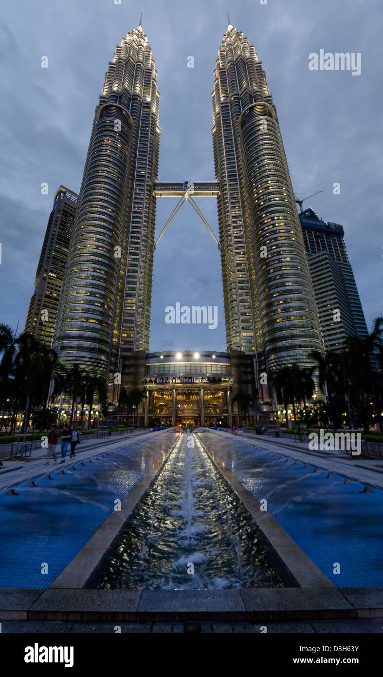 Petronas Twin Towers di Kuala Lumpur a notte Foto Stock