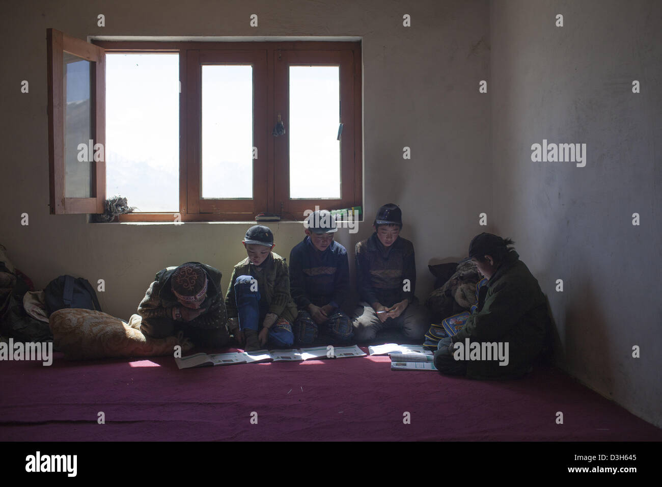 Gli studenti del Kirghizistan a studiare in un Asia Centrale Inst scuola finanziati in Bozai Gumbaz, nel Wakhan, Afghanistan. Foto Stock